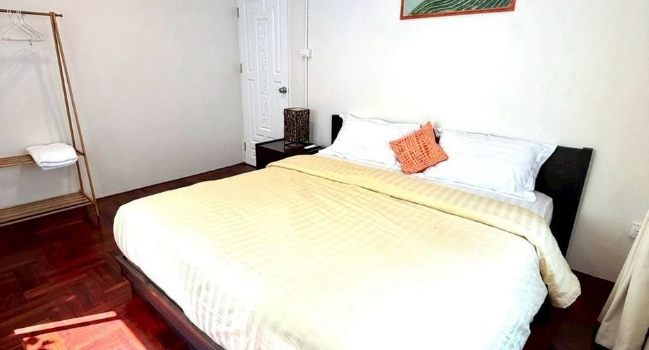 For rent 5 bedrooms townhouse in Khlong Toei, Bangkok