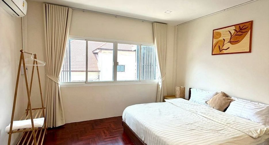 For rent 5 bedrooms townhouse in Khlong Toei, Bangkok