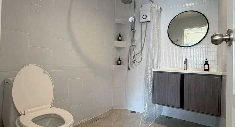 For rent 5 bedrooms townhouse in Khlong Toei, Bangkok