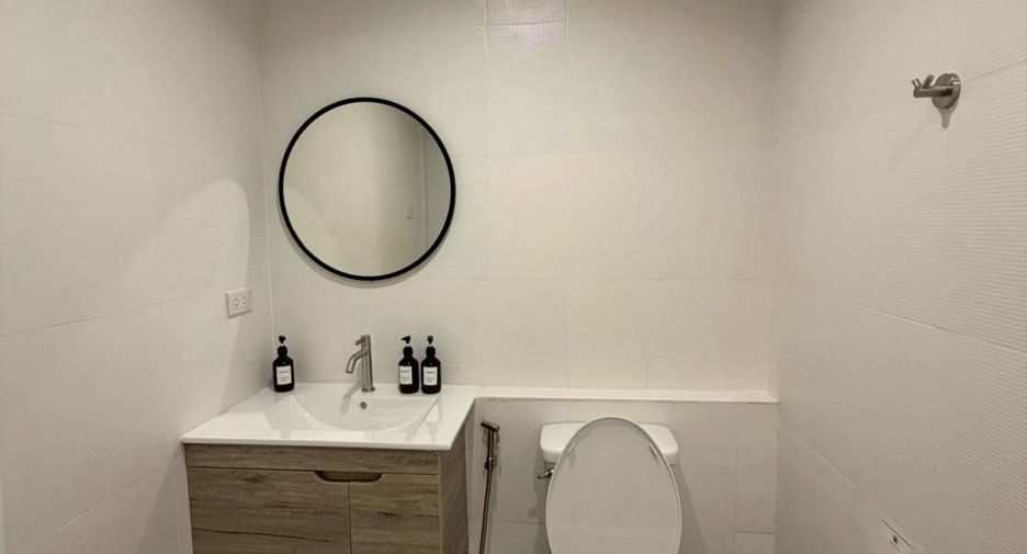 For rent 5 bedrooms townhouse in Khlong Toei, Bangkok