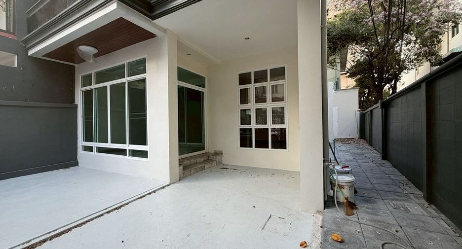 For rent 5 bedrooms townhouse in Khlong Toei, Bangkok