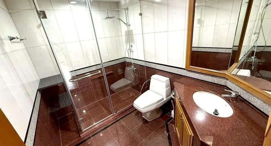For rent 2 bedrooms condo in Yan Nawa, Bangkok
