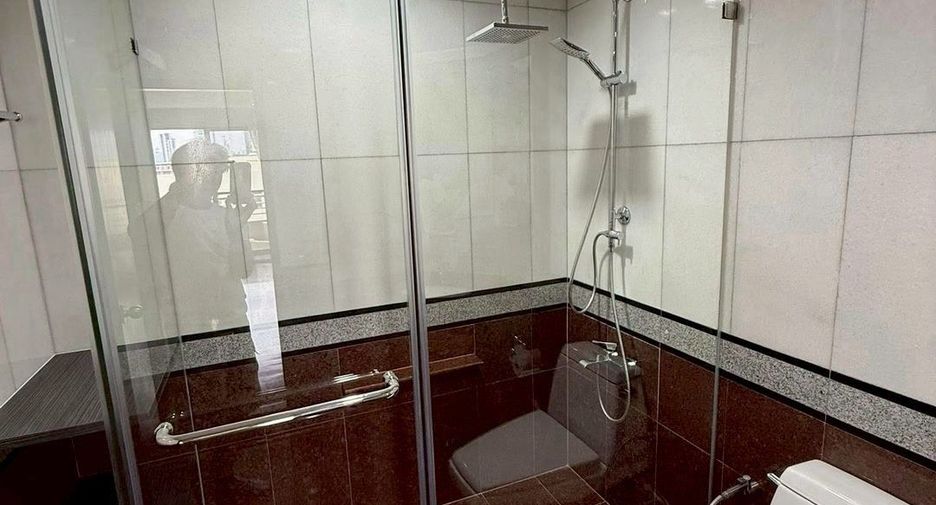 For rent 2 bedrooms condo in Yan Nawa, Bangkok