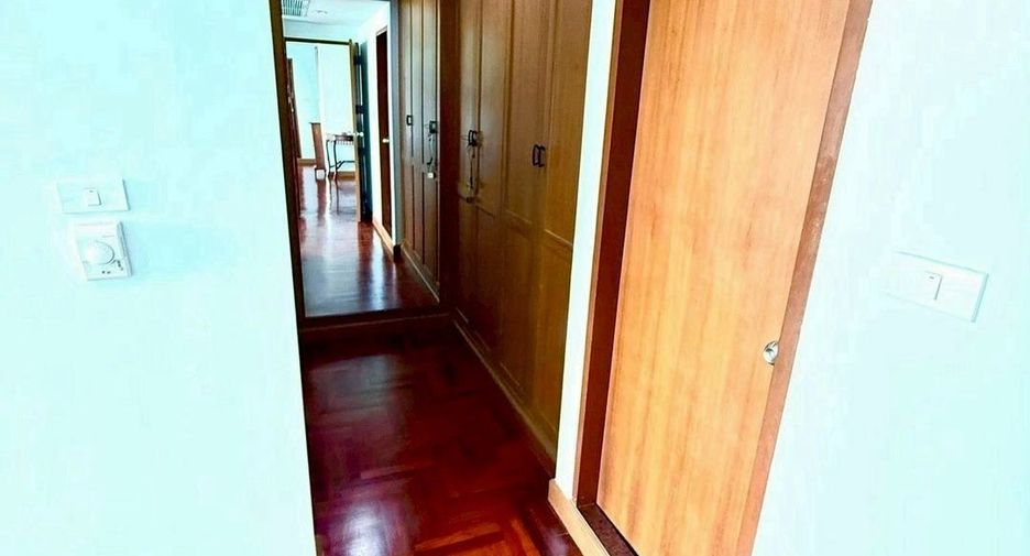 For rent 2 bedrooms condo in Yan Nawa, Bangkok