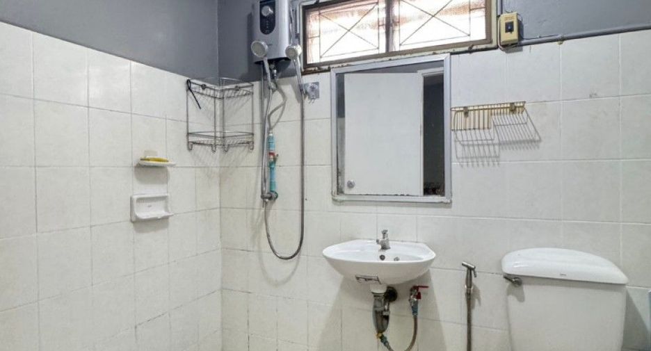 Casa adosada en venta de 2 habitaciones en Bang Khen, Bangkok