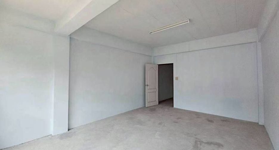 For sale 3 bedrooms retail Space in Si Racha, Chonburi