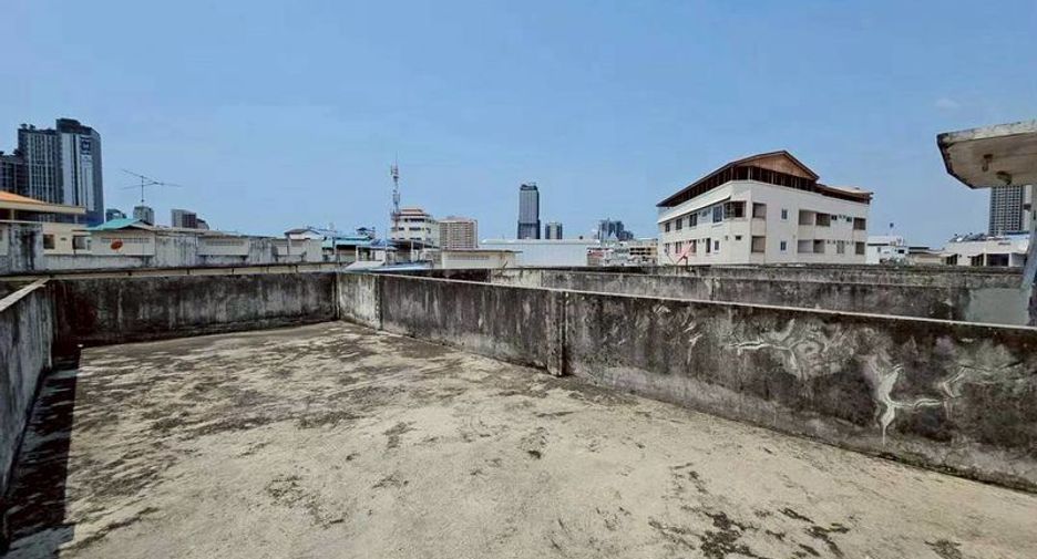For sale 3 bedrooms retail Space in Si Racha, Chonburi