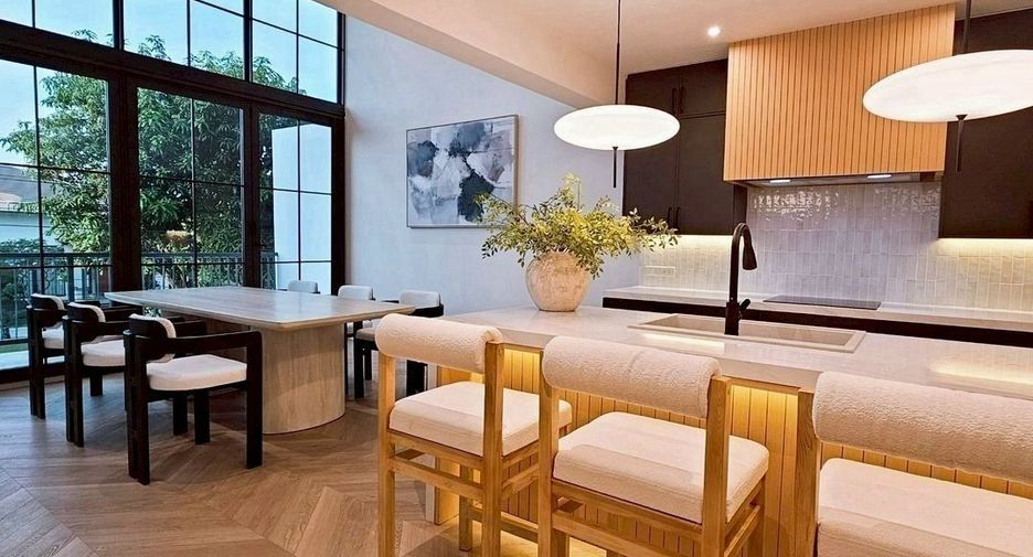 For rent and for sale 5 bedrooms townhouse in Khlong Toei, Bangkok