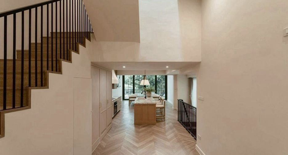 For rent and for sale 5 bedrooms townhouse in Khlong Toei, Bangkok