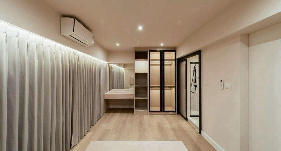 For rent and for sale 5 bedrooms townhouse in Khlong Toei, Bangkok