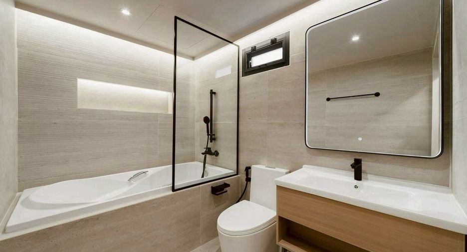 For rent and for sale 5 bedrooms townhouse in Khlong Toei, Bangkok