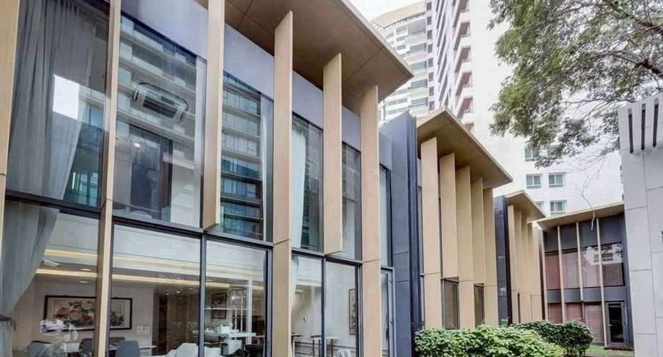 For sale 3 bedrooms condo in Khlong Toei, Bangkok