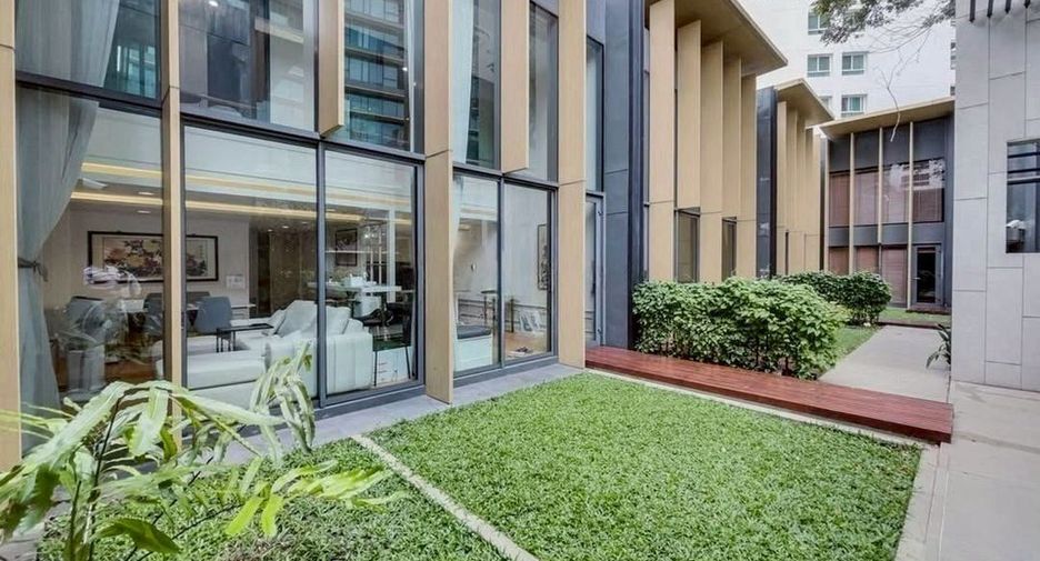For sale 3 bedrooms condo in Khlong Toei, Bangkok