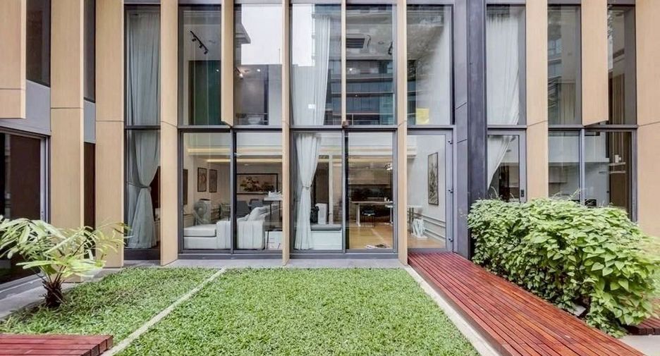 For sale 3 bedrooms condo in Khlong Toei, Bangkok