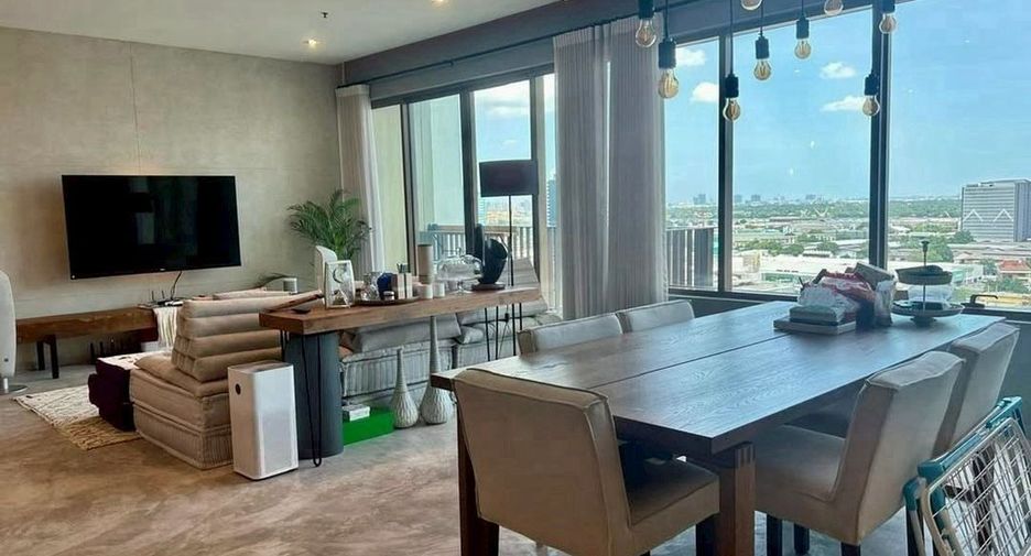 For rent 3 bedrooms condo in Khlong Toei, Bangkok