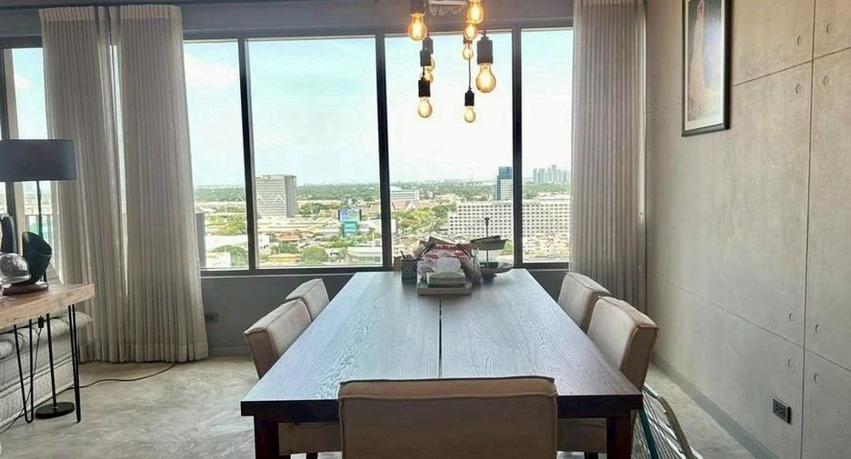 For rent 3 bedrooms condo in Khlong Toei, Bangkok