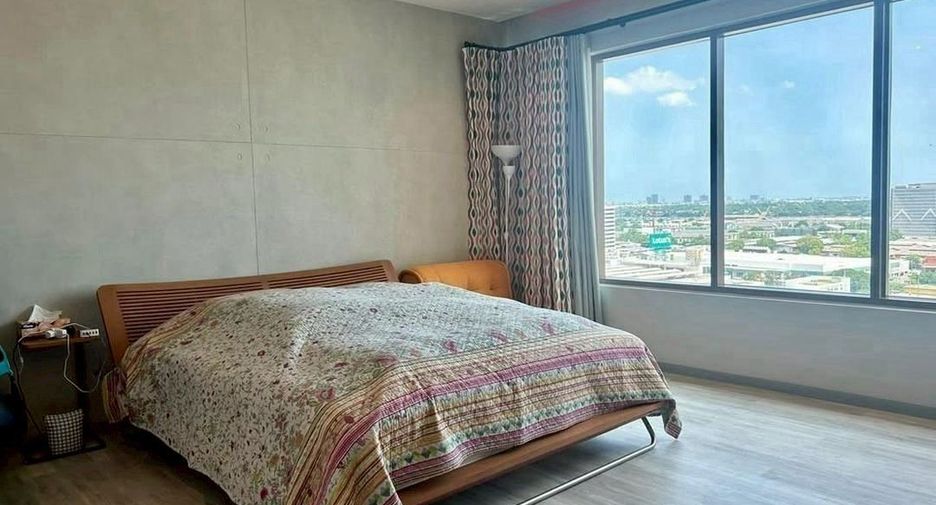 For rent 3 bedrooms condo in Khlong Toei, Bangkok