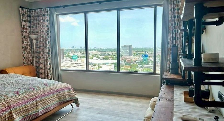 For rent 3 bedrooms condo in Khlong Toei, Bangkok