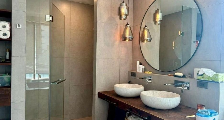 For rent 3 bedrooms condo in Khlong Toei, Bangkok