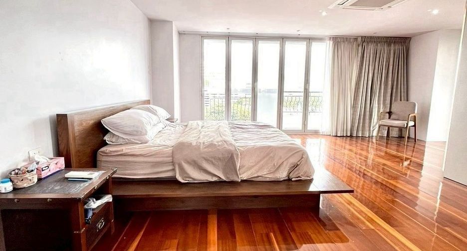 For rent 3 bedrooms condo in Watthana, Bangkok