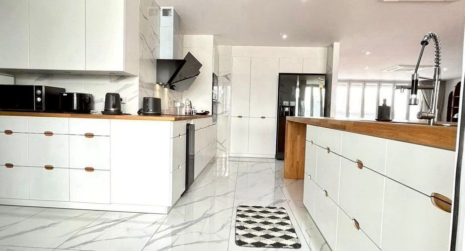 For rent 3 bedrooms condo in Watthana, Bangkok