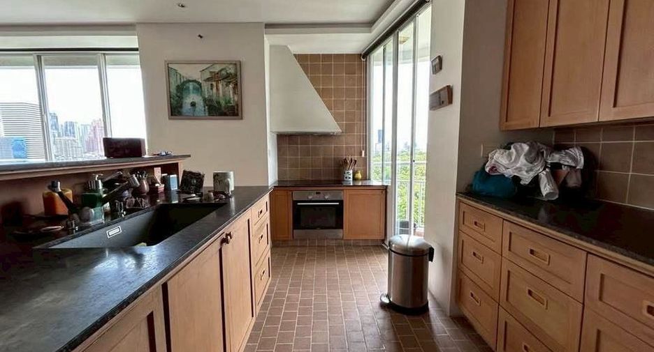 For sale 2 bedrooms condo in Khlong Toei, Bangkok
