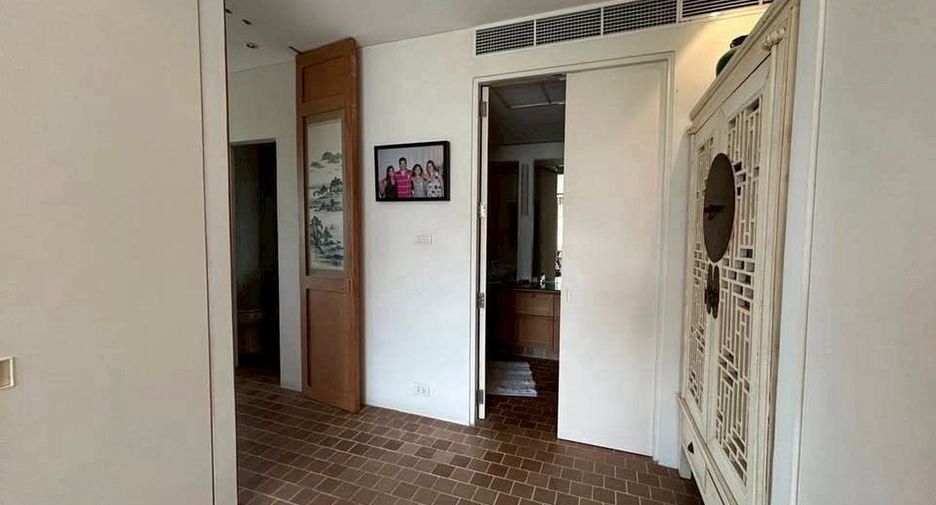 For sale 2 bedrooms condo in Khlong Toei, Bangkok