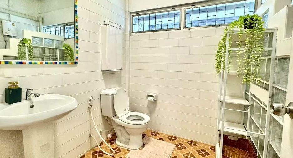 Casa en alquiler de 3 habitaciones en Watthana, Bangkok