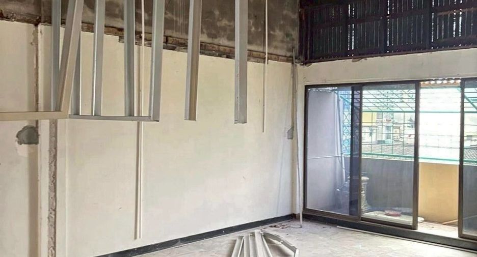 For rent retail Space in Huai Khwang, Bangkok