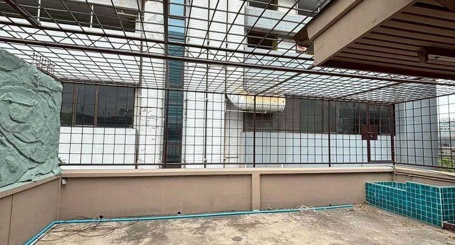 For rent retail Space in Huai Khwang, Bangkok