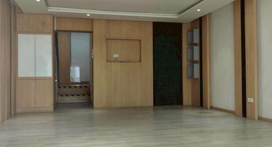 For rent retail Space in Watthana, Bangkok