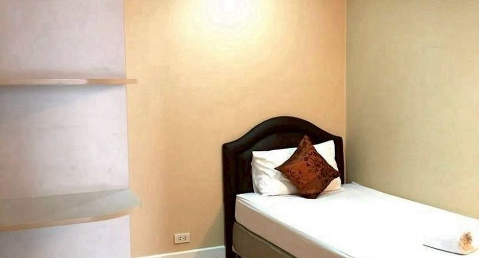 For rent 3 bedrooms condo in Khlong Toei, Bangkok