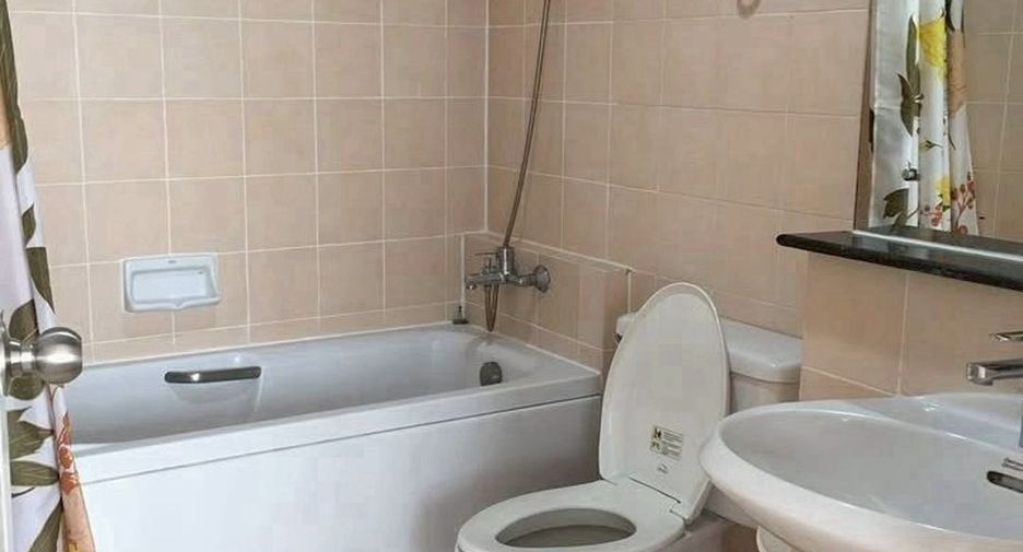 For rent 3 bedrooms condo in Khlong Toei, Bangkok
