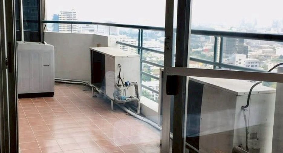 For rent 3 bedrooms condo in Khlong Toei, Bangkok