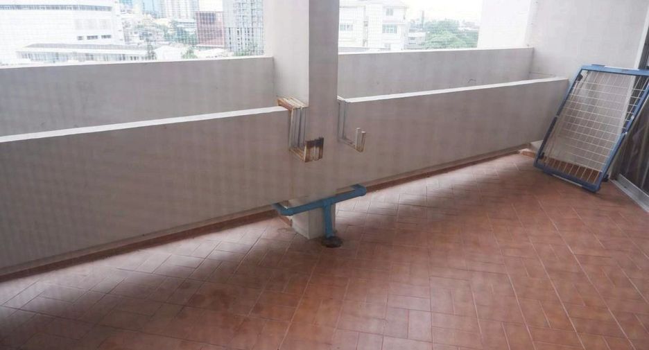 For sale 4 bedrooms condo in Watthana, Bangkok
