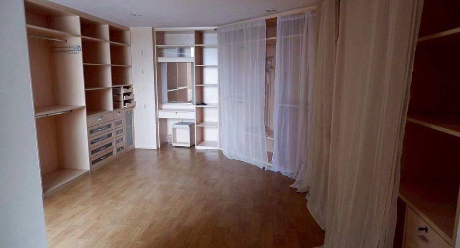 For sale 4 bedrooms condo in Watthana, Bangkok