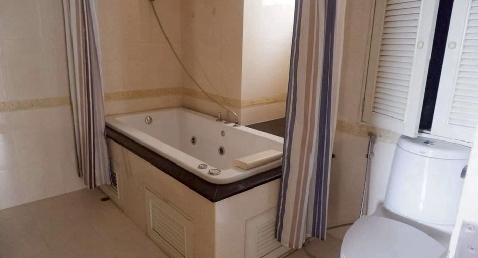 For sale 4 bedrooms condo in Watthana, Bangkok