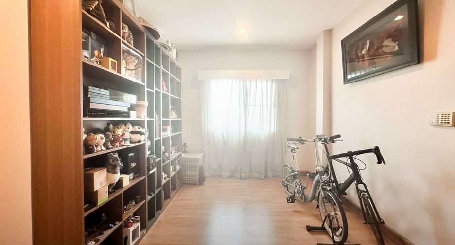 For sale 4 bedrooms house in Sai Mai, Bangkok