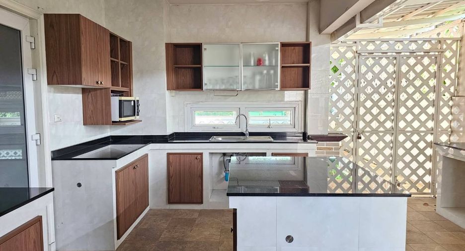 For rent 5 bedrooms house in Mueang Chiang Mai, Chiang Mai