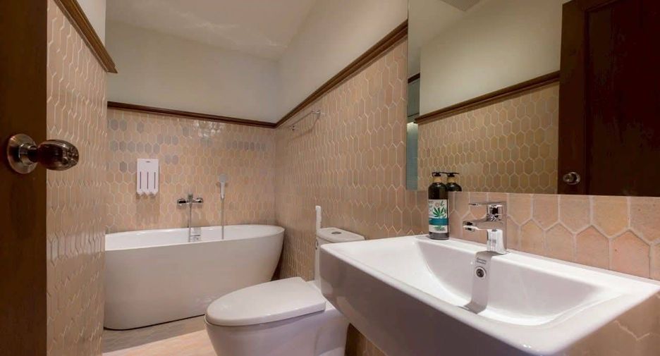 For rent 4 bedrooms townhouse in Mueang Chiang Mai, Chiang Mai