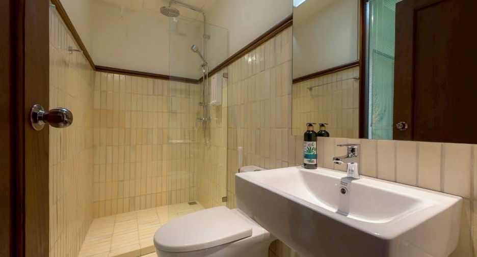 For rent 4 bedrooms townhouse in Mueang Chiang Mai, Chiang Mai