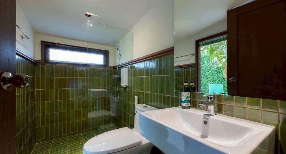 For rent 4 bedrooms townhouse in Mueang Chiang Mai, Chiang Mai