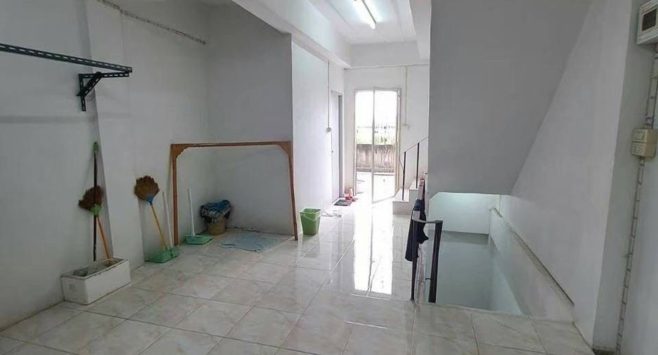 For sale 3 bedrooms retail Space in Thung Khru, Bangkok