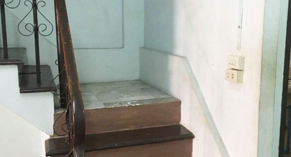 Casa adosada en venta de 4 habitaciones en Thung Khru, Bangkok