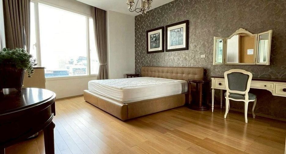 For rent 3 bedrooms condo in Khlong Toei, Bangkok