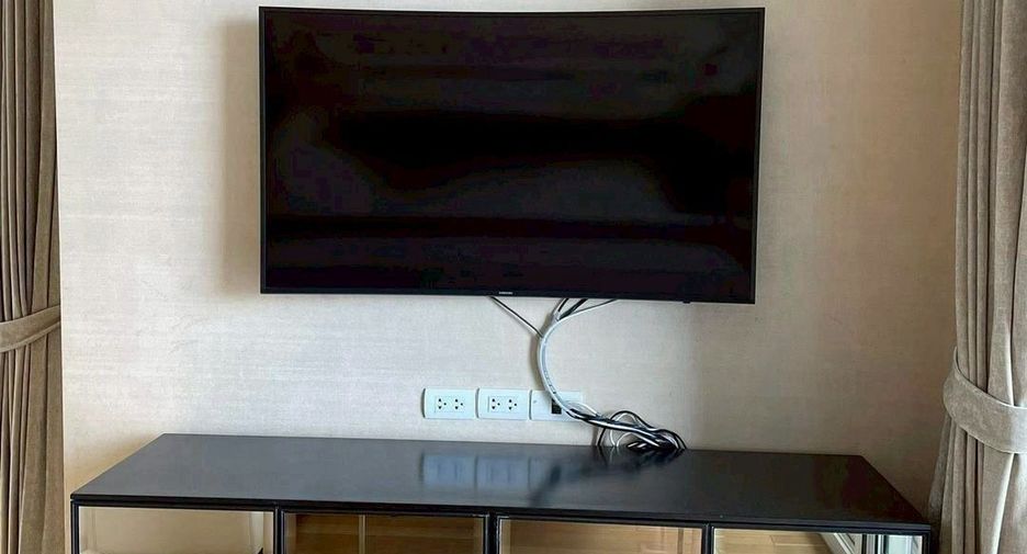 For rent 3 bedrooms condo in Khlong Toei, Bangkok