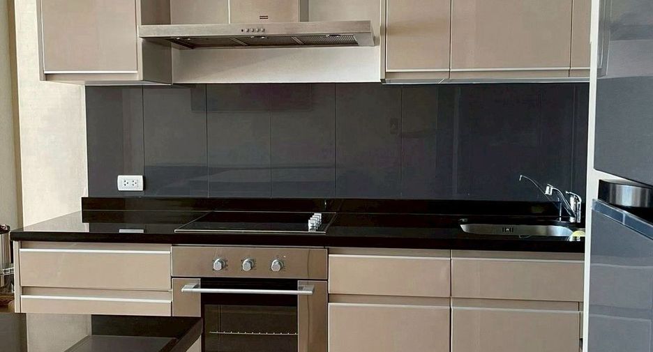 For rent 3 bedrooms condo in Khlong Toei, Bangkok