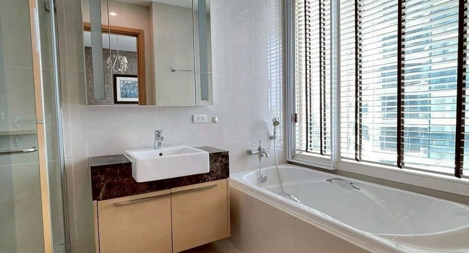 For rent 3 bedrooms condo in Khlong Toei, Bangkok