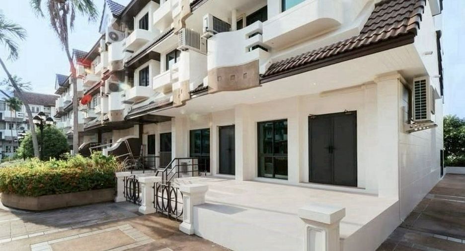 Reihenhaus zur Miete und zum Kauf mit 5 Zimmer in Khlong Toei, Bangkok