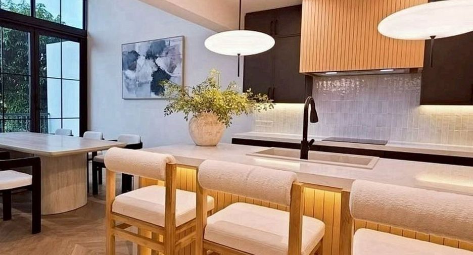 Reihenhaus zur Miete und zum Kauf mit 5 Zimmer in Khlong Toei, Bangkok